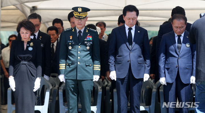 [칠곡=뉴시스] 추상철 기자 = 김기현 국민의힘 당 대표와 윤재옥 원내대표가 5일 오후 경북 칠곡군 다부동전적기념관에서 열린 '고 백선엽 장군 동상 제막식 및 3주기 추모식'에 참석해 묵념을 하고 있다. 2023.07.05. scchoo@newsis.com