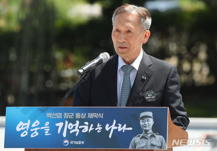 [칠곡=뉴시스] 추상철 기자 = 김관진 백선엽장군기념재단 이사장이 5일 오후 경북 칠곡군 다부동전적기념관에서 열린 '고 백선엽 장군 동상 제막식 및 3주기 추모식'에 참석해 인사말을 하고 있다. 2023.07.05. scchoo@newsis.com