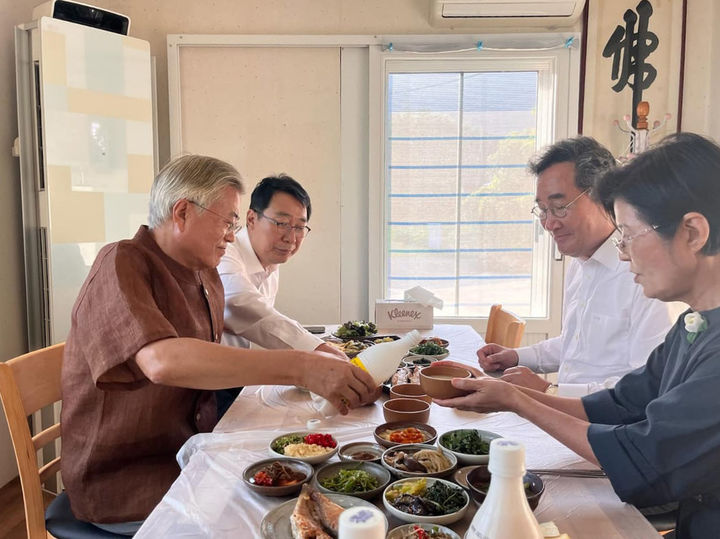 [서울=뉴시스] 조수정 기자 = 이낙연 전 더불어민주당 대표가 부인 김숙희 여사와 함께 5일 양산 평산마을을 찾아 문재인 전 대통령을 예방한 사진을 자신의 SNS에 공개했다. 이 전 대표는 SNS에 "봉하 노무현 대통령님 묘소에 참배하고, 권양숙 여사님께 인사를 드렸습니다. 평산을 찾아 문재인 대통령께 귀국보고를 드렸습니다. 문 대통령께서 사저 아래 작은 식당에서 막걸리를 곁들인 저녁식사를 주셨습니다. 문 대통령님과는 나라 걱정, 민주당 걱정을 포함해 여러 말씀을 나누었습니다. 윤영찬 국회의원, 오종식 비서관과 제 아내가 함께했습니다. 김정숙 여사님은 출타중이셨습니다."라고 적었다. (사진=이낙연 전 대표 SNS) 2023.07.05. photo@newsis.com *재판매 및 DB 금지