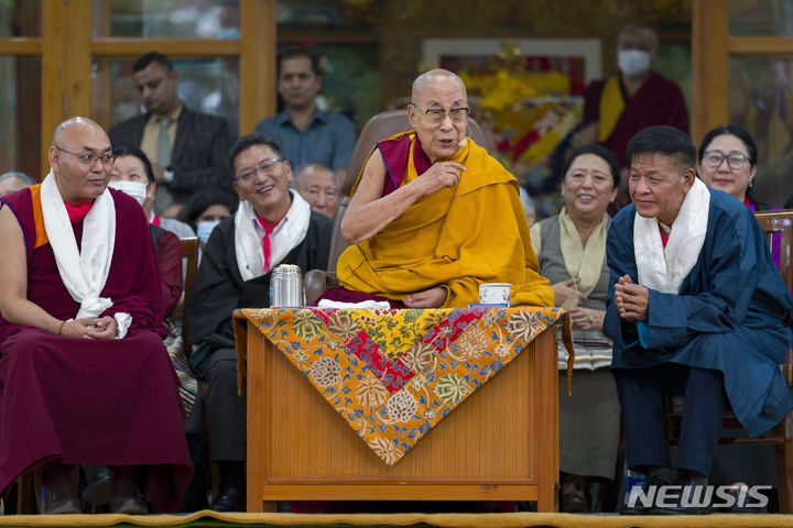 [다람살라=AP/뉴시스] 티베트 문제에 대한 미국의 압박이 고조되는 가운데 18일 중국은 "내정간섭"이라고 강조하며 반발했다. 사진은 지난해 7월 6일 88번째 생일을 맞은 당시 달라이 라마의 모습. 2024.6.19