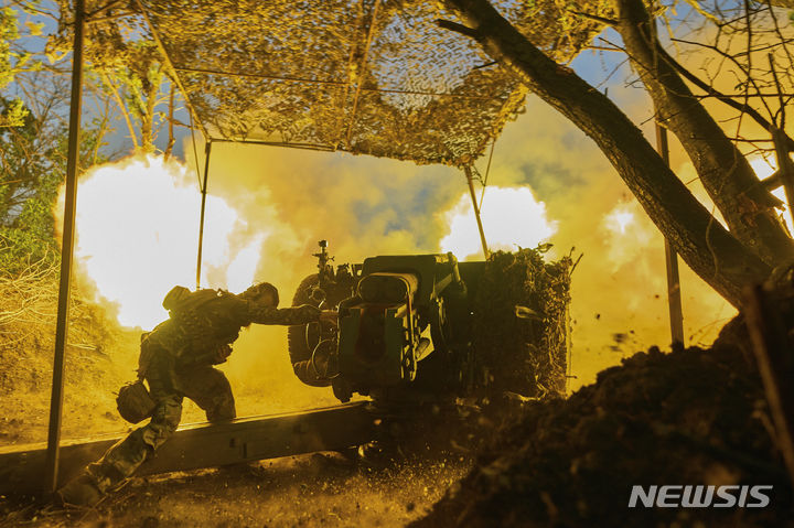 [바흐무트=AP/뉴시스]러시아와 우크라이나간 전쟁이 8일(현지시간) 500일을 맞이하는 장기전 양상으로 이어지면서 세계 경제는 큰 타격을 입었다. 사진은 우크라이나군이 5일 바흐무트 인근 러시아 진지를 향해 대포를 발사하고 있는 모습. 2023.07.07.