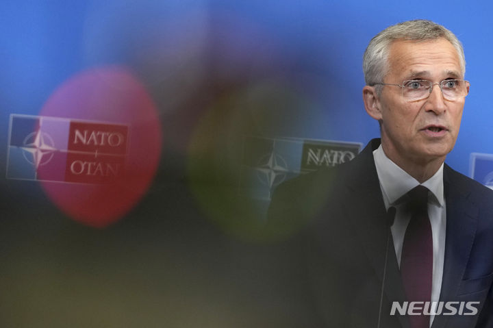 [브뤼셀=AP/뉴시스] 옌스 스톨텐베르그 북대서양조약기구(NATO·나토) 사무총장이 6일(현지시각) 벨기에 수도 브뤼셀의 나토 본부에서 열린 기자회견에서 말하고 있다. 이날 스톨텐베르그 사무총장은 스웨덴, 튀르키예, 핀란드의 최고위 관료와 회의를 통해 스웨덴의 나토 가입 가능성을 확인했다. 2023.07.07.