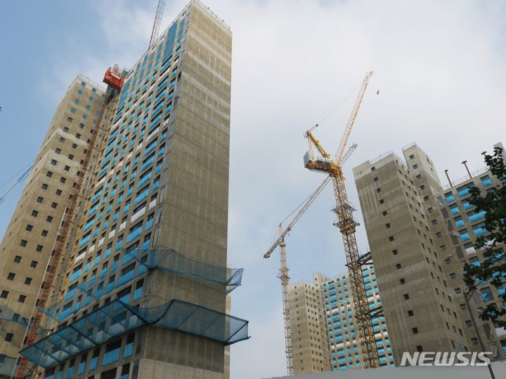 [인천=뉴시스] 지난 7월6일 오전 인천 계양구 검단신도시 AA13 1,2블록 아파트 건설현장의 모습. 2025.5.21. (사진=뉴시스DB) photo@newsis.com 