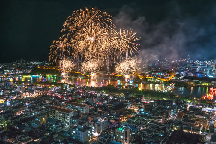[진주=뉴시스]진주 남강유등축제 불꽃놀이. *재판매 및 DB 금지