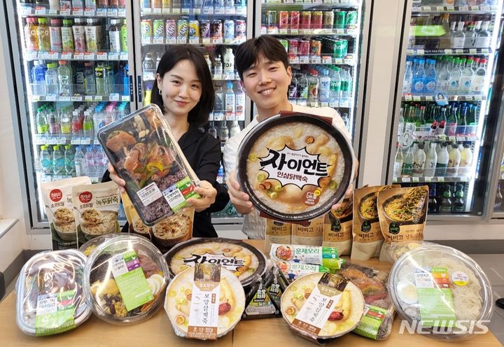 [서울=뉴시스]편의점 CU는 초복을 맞아 보양 간편식 시리즈 10종을 출시한다고 6일 밝혔다. (사진=BGF리테일 제공)
