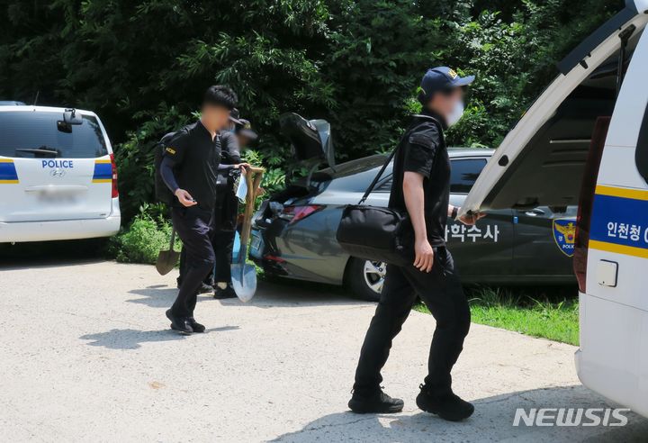 [인천=뉴시스] 김동영 기자 = 6일 오전 경기 김포 대곶면 한 텃밭에 인천 출생 미신고 영아 시신을 수색하기 위해 경찰이 폴리스라인을 설치했다. 경찰은 이 텃밭에 영아의 친모가 시신을 암매장한 것으로 보고 있다. 출생 미신고의 친모는 지난 2016년 8월7일 출생한 딸이 다음날 숨지자 장례 절차 없이 경기 김포시 한 텃밭에 매장한 혐의(사체유기)를 받고 있다. 2023.7.6. dy0121@newsis.com 