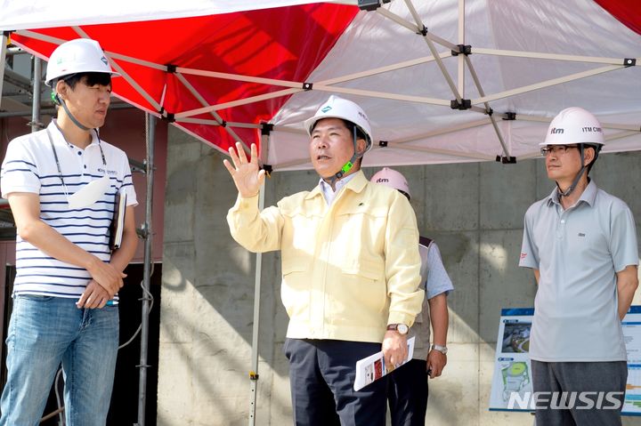 [제천=뉴시스] 건설현장 점검하는 김창규 제천시장. (사진=제천시 제공) 2024.06.13. photo@newsis.com *재판매 및 DB 금지