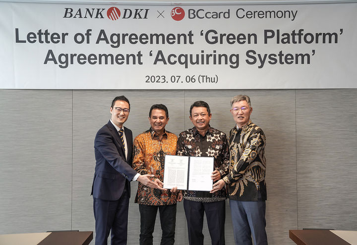 [서울=뉴시스]일 오후 서울 을지로 본사에서 인도네시아 ‘자카르타주정부은행(Bank DKI)’과 친환경 소비 특화 상품인 ‘그린카드 플랫폼’ 업무협약 등 2건의 계약을 체결했다고 밝혔다. (왼쪽부터 순서대로) 홍석만 BCAP 법인장, 로베르토 인도네시아 금융감독청 자카르타 국장, 아미룰 위칵소노 Bank DKI 운영총괄부행장, 최원석 BC카드 사장이 기념촬영을 하고 있다.(사진=BC카드 제공)2023.07.06 photo@newsis.com *재판매 및 DB 금지