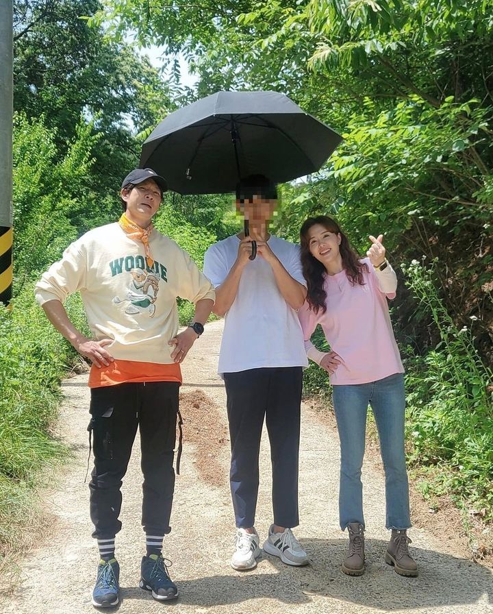 [서울=뉴시스] 배우 하희라(오른쪽)가 남편인 최수종, 아들(가운데)과 함께 찍은 사진을 공개했다. (사진=하희라 인스타그램 캡처) 2023.07.06. photo@newsis.com *재판매 및 DB 금지