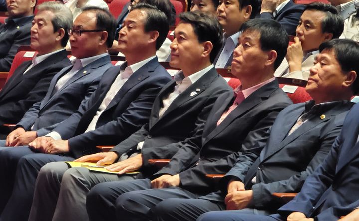 6일 강원도 홍천군 소재 홍천문화예술회관에서 열린 ‘홍천군 미래비전 선포식’과 ‘찾아가는 강원특별자치도 도민설명회’에 참석한 김진태 강원특별자치도지사(오른쪽에서 세번째)와 신영재 홍천군수(사진 왼쪽에서 세번째), 홍성기 도의원(사진 오른쪽에서 첫번째) 모습. syi23@newsis.com *재판매 및 DB 금지