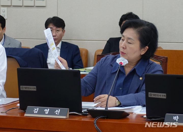 [창원=뉴시스] 홍정명 기자= 김영선 의원이 지난 5일 국회 기획재정위원회 전체회의에서 추경호 경제부총리에게 창원 도심교통 혼잡과 관련한 질의를 하고 있다. 2023.07.06. photo@newsis.com