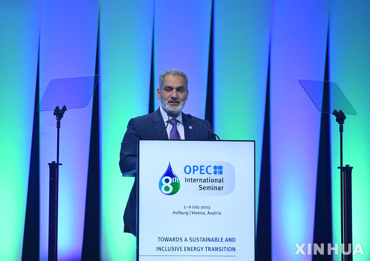 [ 빈=신화/뉴시스] 오스트리아 빈에서 7월 5일 이틀 일정으로 열린 석유수출국기구(OPEC) 국제 세미나와 산유국 석유장관 회의에서 각국 장관들이 감산 행렬에 동참을 밝혔다. 올해 세미나의 주제는 "지속가능한 종합적 에너지정책 개혁"이다. 2023.07.06.