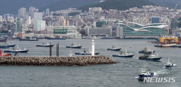 [부산=뉴시스] 하경민 기자 = 국내 고등어 어획량의 80% 이상을 차지하는 대형선망어선 60여 척이 2개월간의 휴어기를 마치고 6일 오전 부산 서구 부산공동어시장에서 만선의 꿈을 안고 일제히 출항하고 있다. 특히 어선들은 일본 후쿠시마 원전 오염수 방류 결정과 관련, 국내 수산물 안전성을 홍보하는 현수막을 매달고 떠났다. 2023.07.06. yulnetphoto@newsis.com