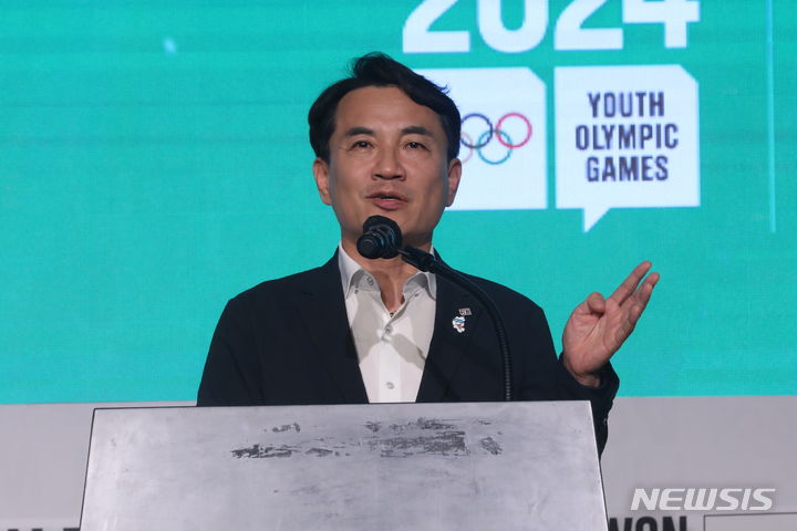 [서울=뉴시스] 김선웅 기자 = 김진태 강원도지사가 6일 서울 송파구 올림픽파크텔에서 열린 2024 강원동계청소년올림픽대회 G-200 계기 성공개최 기원행사에서 축사를 하고 있다. 2023.07.06. mangusta@newsis.com