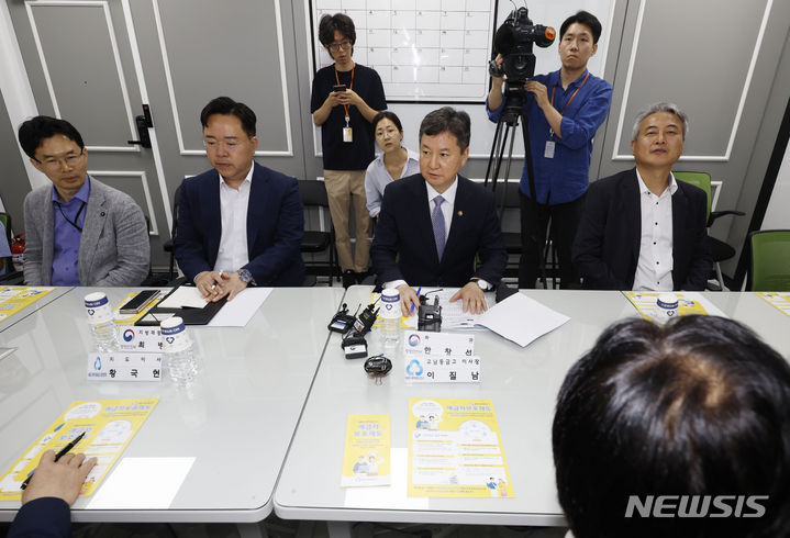 [서울=뉴시스] 배훈식 기자 = 새마을금고 현장방문에 나선 한창섭 행정안전부 차관이 6일 오전 서울 종로구 교남동새마을금고 경희궁지점에서 현장 간담회를 하고 있다. (공동취재사진) 2023.07.06. photo@newsis.com