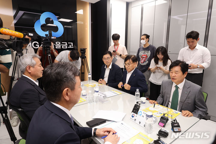 [서울=뉴시스] 배훈식 기자 = 새마을금고 현장방문에 나선 한창섭 행정안전부 차관이 6일 오전 서울 종로구 교남동새마을금고 경희궁지점에서 관계자들과 간담회를 하고 있다. (공동취재사진) 2023.07.06. photo@newsis.com