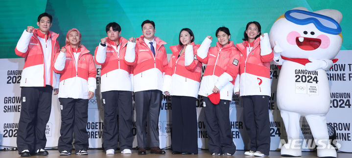 [서울=뉴시스] 김선웅 기자 = 진종오 강원 2024 공동조직위원장이 6일 서울 송파구 올림픽파크텔에서 열린 2024 강원동계청소년올림픽대회 G-200 계기 성공개최 기원행사에서 운영인력 유니폼을 소개하고 있다. 왼쪽부터 홍보대사 박주원, 곽윤기, 봅슬레이 소재환 선수, 진종오·공동 조직위원장, 청소년 서포터즈 조윤선 양, 홍보대사 박선영. 2023.07.06. mangusta@newsis.com