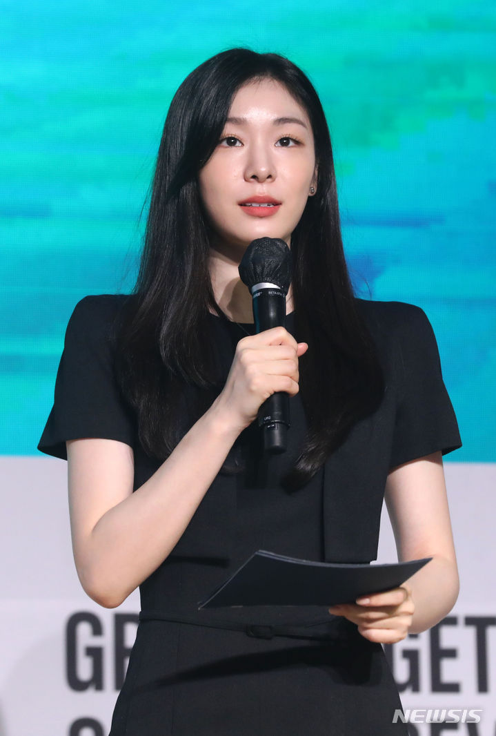 [서울=뉴시스] 김선웅 기자 = 강원 2024 김연아 홍보대사가 6일 서울 송파구 올림픽파크텔에서 열린 2024 강원동계청소년올림픽대회 G-200 계기 성공개최 기원행사에서 대회 메달을 소개하고 있다. 2023.07.06. mangusta@newsis.com