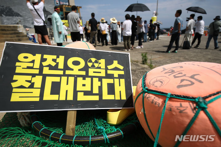 [제주=뉴시스] 일본의 후쿠시마 원전 오염수 해양방출에 대한 한국 내 반발을 놓고 "일본 측이 안이하게 한국 사회의 반응이나 한국 정부의 대응을 비판하는 것은 신중해야 한다"는 주장이 일본 내부에서 제기됐다. 사진은 지난 6일 제주시 함덕리 정주항 앞바다에서 일본 후쿠시마 원전 오염수 방류 반대 시위 모습. 2023.07.10. 