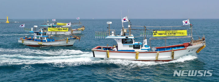 [제주=뉴시스] 우장호 기자 = 제주시 조천읍 함덕 어촌계와 선주회원, 해녀회원, 제주도 연합청년회 등으로 구성된 '내가 이순신이다 제주본부' 관계자들이 6일 오전 함덕리 정주항서 일본 후쿠시마 원전 오염수 방류 반대를 외치며 바다로 나가고 있다. 2023.07.06. woo1223@newsis.com