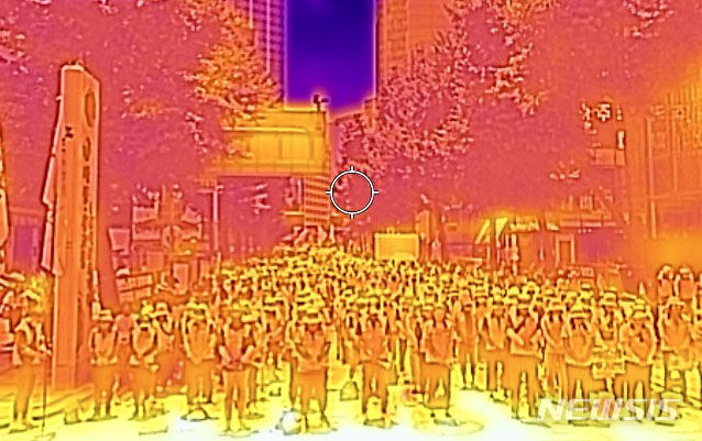 [서울=뉴시스] 정병혁 기자 = 6일 서울 중구 무교로에서 2023 마트산업노동조합 총파업대회가 열리고 있다. 열화상 카메라로 촬영한 사진은 온도가 높을수록 붉은색, 낮을수록 푸른색을 나타낸다. 2023.07.06. jhope@newsis.com
