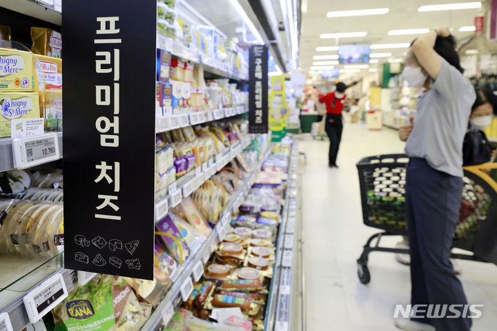 [서울=뉴시스] 최동준 기자 = 이날 서울 대형마트 치즈 매대 모습. 2023.07.06. photocdj@newsis.com