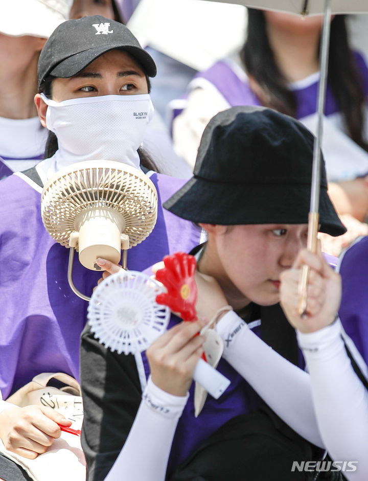 [서울=뉴시스] 정병혁 기자 = 6일 오후 서울 중구 세종대로에서 열린 2023 백화점면세점판매서비스노동조합 총파업대회에서 조합원들이 손선풍기로 더위를 식히고 있다. 2023.07.06. jhope@newsis.com