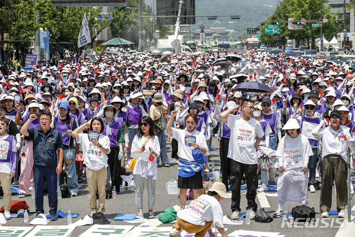 [서울=뉴시스] 정병혁 기자 = 6일 오후 서울 중구 세종대로에서 열린 2023 백화점면세점판매서비스노동조합 총파업대회에서 조합원들이 구호를 외치고 있다. 2023.07.06. jhope@newsis.com