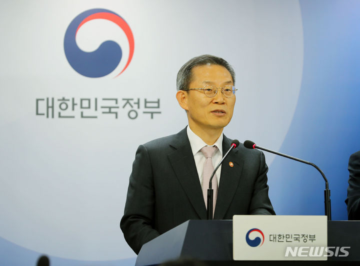 [서울=뉴시스] 배훈식 기자 = 이종호 과학기술정보통신부 장관이 6일 오후 서울 종로구 정부서울청사에서 통신시장 경쟁촉진 방안을 발표하고 있다. 2023.07.06. dahora83@newsis.com