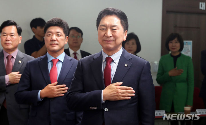 국민의례하는 김기현 당 대표&nbsp; [서울=뉴시스] 추상철 기자 = 김기현 국민의힘 당 대표가 6일 오후 서울 여의도 국민의힘 당사에서 열린 약자와의동행위원회 임명장 수여식에 참석해 국민의례를 하고 있다. 2023.07.06. scchoo@newsis.com