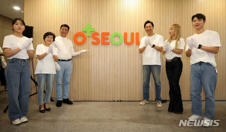 [서울=뉴시스] 김선웅 기자 = 오세훈 서울시장이 지난 7월6일 서울 용산구 베르디움프렌즈 아파트 내 자립준비청년 전용공간 '영플러스 서울'에서 열린 개소식에서 참석자들과 현판식을 하고 있다. 2023.09.07. mangusta@newsis.com