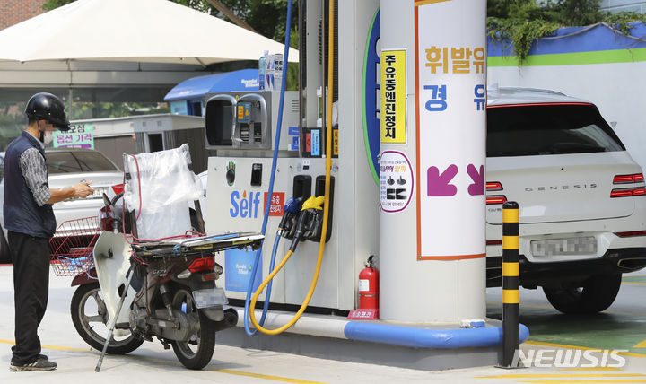 [서울=뉴시스] 최진석 기자 = 서울 한 주유소의 모습. 2023.07.06. myjs@newsis.com
