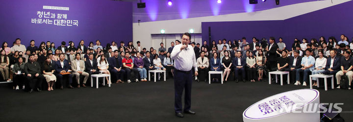 [서울=뉴시스] 홍효식 기자 = 윤석열 대통령이 6일 오후 서울 서초구 세빛섬 플로팅아일랜드에서 열린 청년정책 점검회의에서 발언하고 있다. 2023.07.06. yesphoto@newsis.com