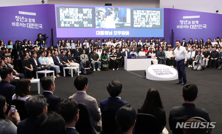 [서울=뉴시스] 홍효식 기자 = 윤석열 대통령이 6일 오후 서울 서초구 세빛섬 플로팅아일랜드에서 열린 청년정책 점검회의에서 발언하고 있다. 2023.07.06. yesphoto@newsis.com