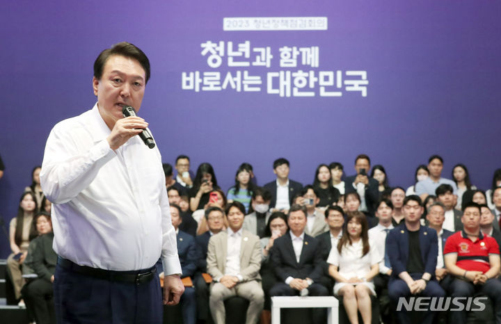 [서울=뉴시스] 홍효식 기자 = 윤석열 대통령이 6일 오후 서울 서초구 세빛섬 플로팅아일랜드에서 열린 청년정책 점검회의에서 발언하고 있다. 2023.07.06. yesphoto@newsis.com