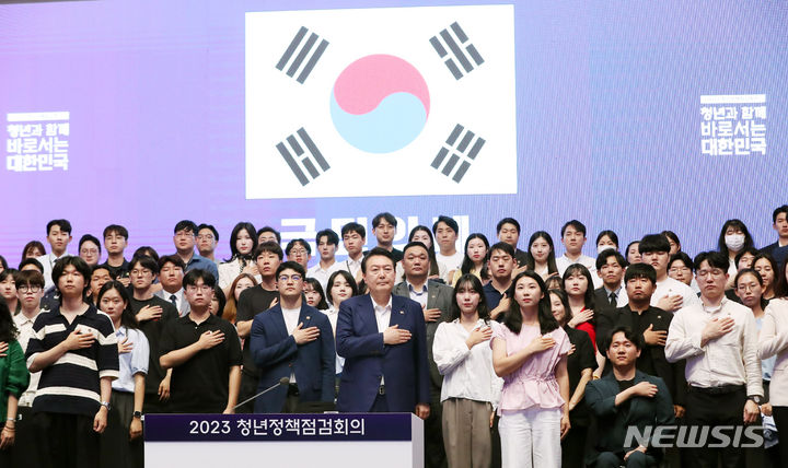 [서울=뉴시스] 홍효식 기자 = 윤석열 대통령이 6일 오후 서울 서초구 세빛섬 플로팅아일랜드에서 열린 청년정책 점검회의에서 국기에 대한 경례를 하고 있다. 2023.07.06. yesphoto@newsis.com