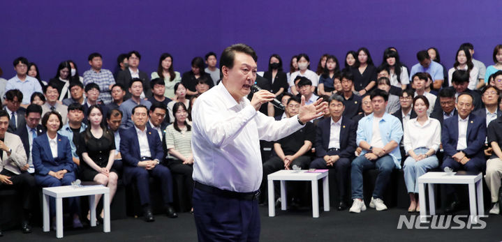 [서울=뉴시스] 홍효식 기자 = 윤석열 대통령이 6일 오후 서울 서초구 세빛섬 플로팅아일랜드에서 열린 청년정책 점검회의에서 발언하고 있다. 2023.07.06. yesphoto@newsis.com