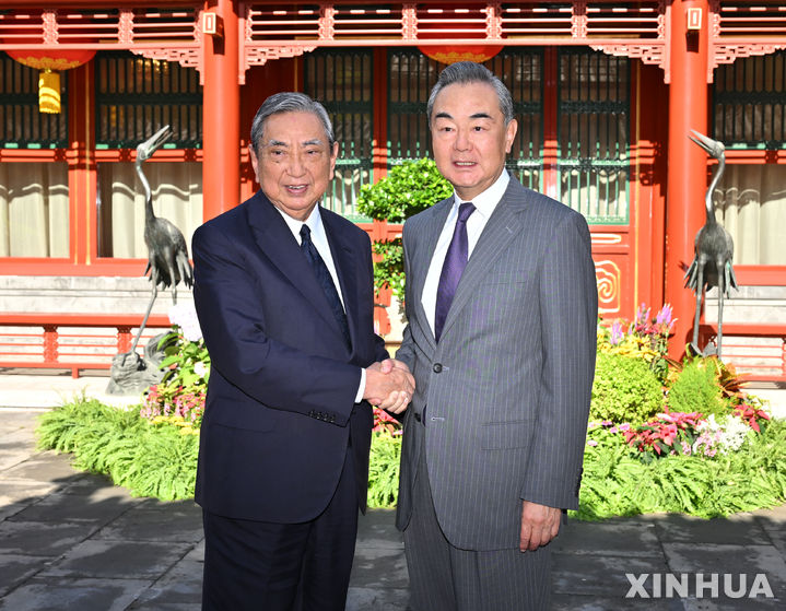 [베이징=신화/뉴시스] 중국 외교라인 1인자인 왕이 공산당 중앙정치국 위원(당 중앙 외사판공실 주임. 오른쪽)이 지난 2023년 7월 6일 베이징에서 고노 요헤이 전 일본 중의원 의장이 만나 악수하고 있다. 2026.04.21. photo@newsis.com
