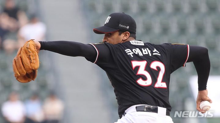 [서울=뉴시스] 조수정 기자 = 6일 서울 송파구 잠실야구장에서 열린 프로야구 KBO리그 kt위즈와 LG트윈스 경기, 1회말 kt선발투수 쿠에바스가 역투하고 있다. 2023.07.06. chocrystal@newsis.com