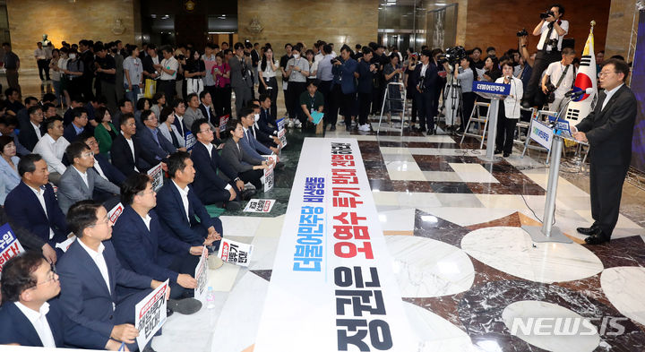 [서울=뉴시스] 추상철 기자 = 이재명 더불어민주당 대표가 6일 오후 서울 여의도 국회에서 열린 '윤석열 정권 오염수 투기 반대 천명 촉구 1박2일 비상행동'에서 발언을 하고 있다. 2023.07.06. scchoo@newsis.com