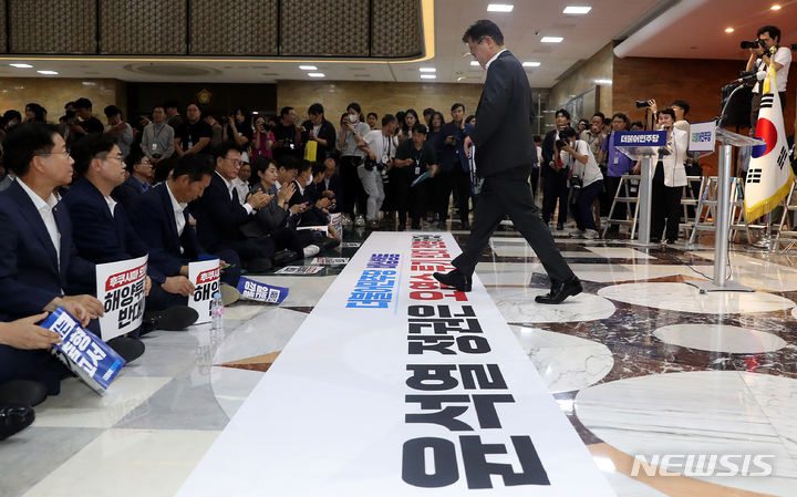 [서울=뉴시스] 추상철 기자 = 이재명 더불어민주당 대표가 6일 오후 서울 여의도 국회에서 열린 '윤석열 정권 오염수 투기 반대 천명 촉구 1박2일 비상행동'에서 발언을 마친 후 자리로 향하고 있다. 2023.07.06. scchoo@newsis.com