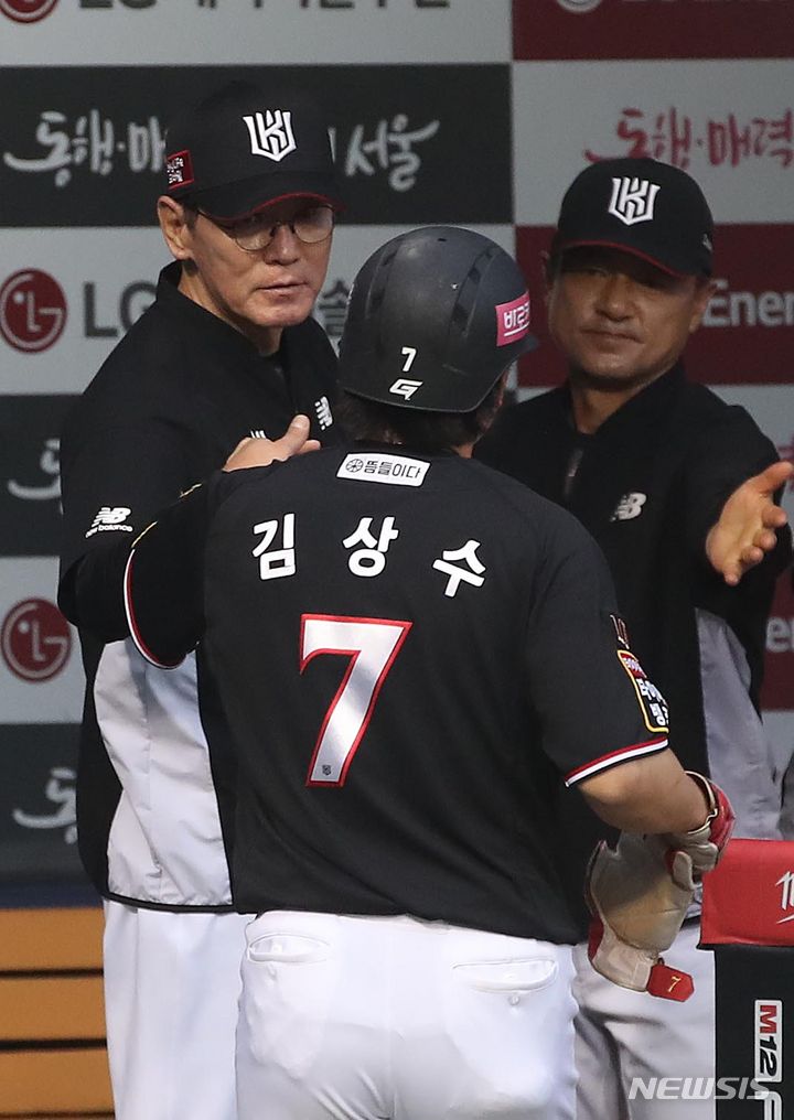[서울=뉴시스] 조수정 기자 = 6일 서울 송파구 잠실야구장에서 열린 프로야구 KBO리그 kt위즈와 LG트윈스 경기, 4회초 1사 2,3루 kt 박병호 타석 때 3루주자 김상수가 선취 1점을 올리며 덕아웃에서 이강철 감독과 기쁨을 나누고 있다. 2023.07.06. chocrystal@newsis.com