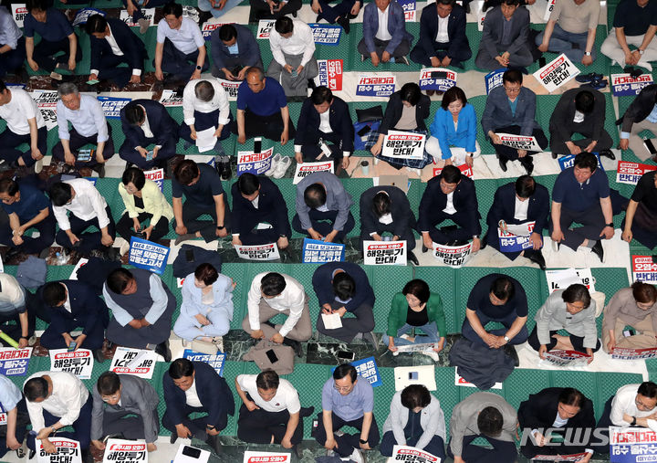 [서울=뉴시스] 추상철 기자 = 이재명 더불어민주당 대표을 비롯한 의원들이 6일 오후 서울 여의도 국회에서 열린 '윤석열 정권 오염수 투기 반대 천명 촉구 1박2일 비상행동'에 참석해 있다. 2023.07.06. scchoo@newsis.com