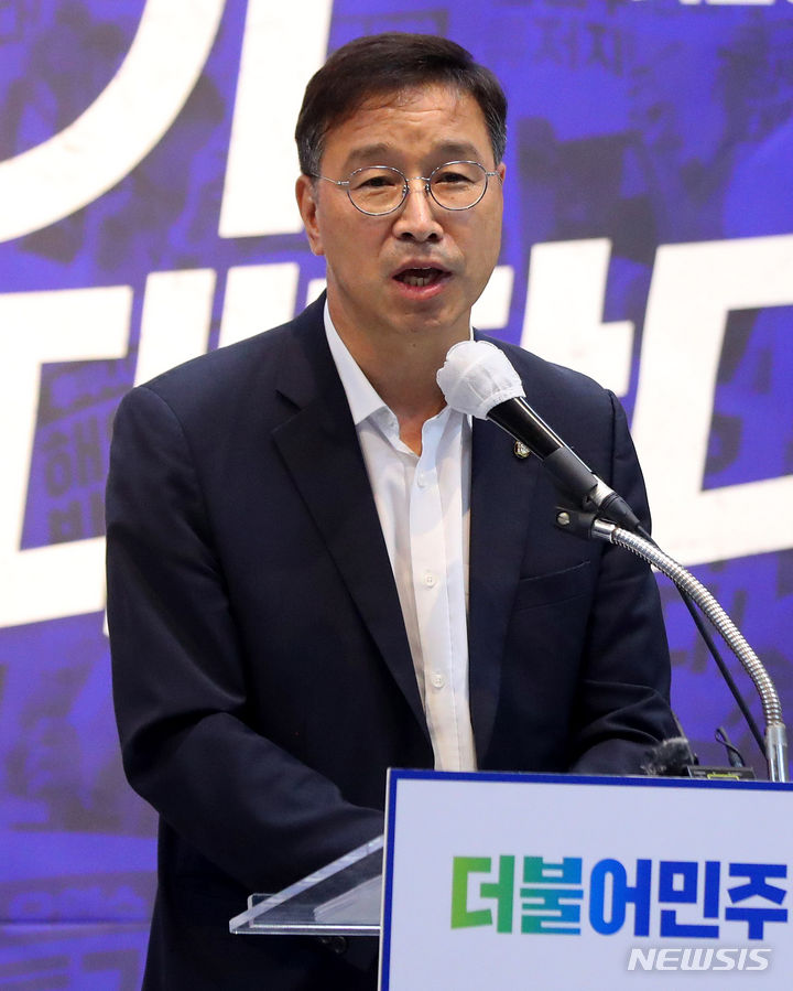 [서울=뉴시스] 추상철 기자 = 위성곤 더불어민주당 후쿠시마 원전 오염수 해양 투기 저지 대책위원회 위원장이 6일 오후 서울 여의도 국회에서 열린 '윤석열 정권 오염수 투기 반대 천명 촉구 1박2일 비상행동'에서 발언을 하고 있다. 2023.07.06. scchoo@newsis.com