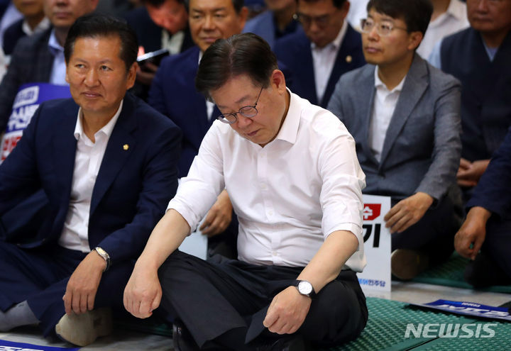 [서울=뉴시스] 추상철 기자 = 이재명 더불어민주당 대표가 6일 오후 서울 여의도 국회에서 열린 '윤석열 정권 오염수 투기 반대 천명 촉구 1박2일 비상행동'에 참석해 있다. 2023.07.06. scchoo@newsis.com