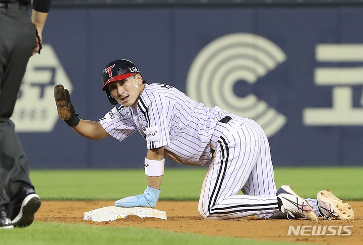 [서울=뉴시스] 조수정 기자 = 6일 서울 송파구 잠실야구장에서 열린 프로야구 KBO리그 kt위즈와 LG트윈스 경기, 5회말 1사 1,3루 1루주자 LG 신민재가 홍창기 타석 때 도루로 2루 진루하고 있다.&nbsp; 2023.07.06. chocrystal@newsis.com