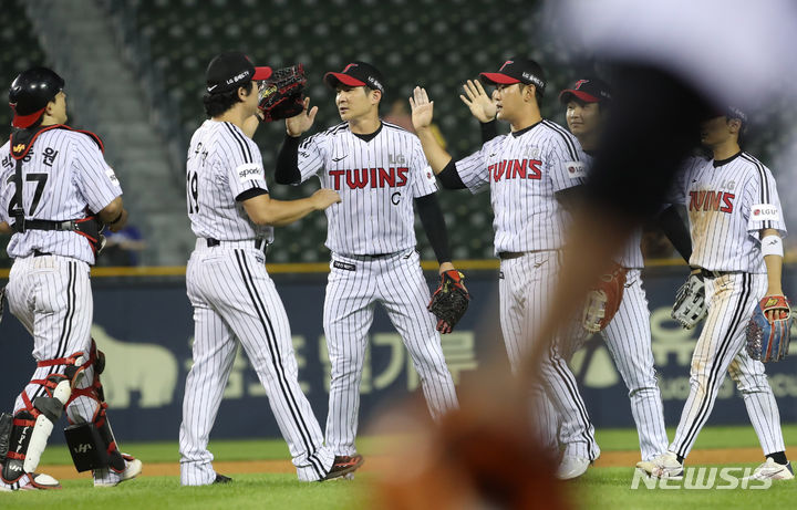 [서울=뉴시스] 조수정 기자 = 6일 서울 송파구 잠실야구장에서 열린 프로야구 KBO리그 kt위즈와 LG트윈스 경기, 8-7로 승리한 LG 선수들이 기쁨을 나누고 있다. 2023.07.06. chocrystal@newsis.com