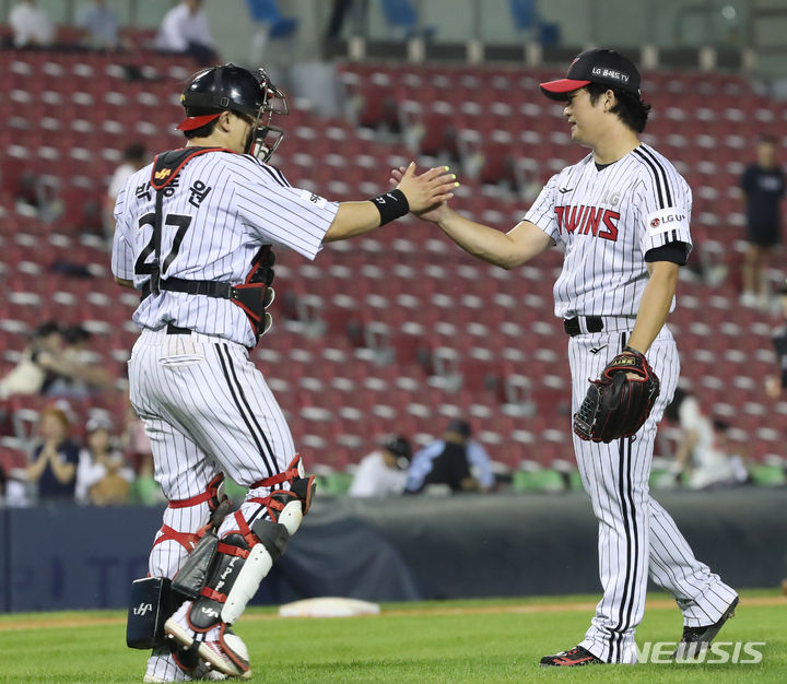 [서울=뉴시스] 조수정 기자 = 6일 서울 송파구 잠실야구장에서 열린 프로야구 KBO리그 kt위즈와 LG트윈스 경기, 8-7로 승리한 LG 마무리투수 고우석과 포수 박동원이 기쁨을 나누고 있다.&nbsp; 2023.07.06. chocrystal@newsis.com