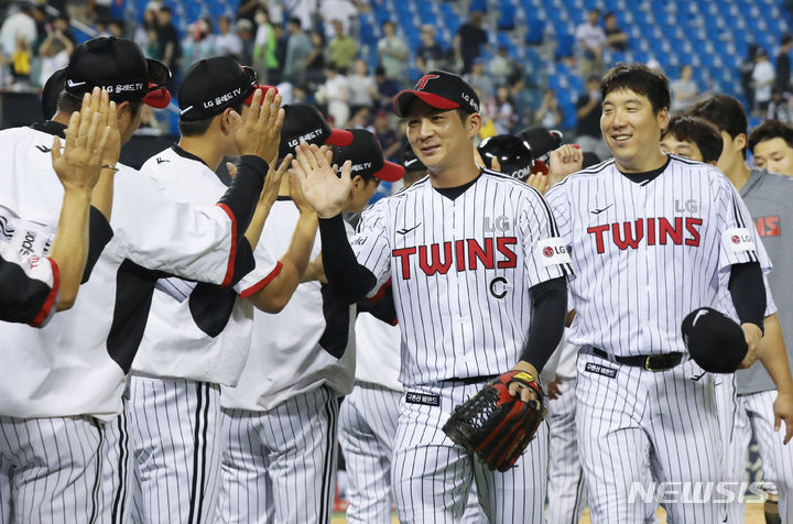 [서울=뉴시스] 조수정 기자 = 6일 서울 송파구 잠실야구장에서 열린 프로야구 KBO리그 kt위즈와 LG트윈스 경기, 8-7로 승리한 LG 오지환, 김현수 등 선수들이 기쁨을 나누고 있다. 2023.07.06. chocrystal@newsis.com