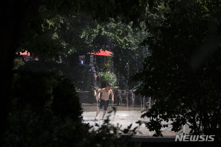 [핼리팩스(캐나다)=AP/뉴시스]캐나다 노바스코샤주 핼리팩스에서 6일 한 어린이가 더위를 이기지 못하고 물 속에 뛰어들고 있다. 지구의 평균 기온이 6일(현지시간) 17.23도로 또다시 비공식 사상 최고 기록을 세웠다. 이번주 들어서만 3번째로, 이번 주는 이미 기록상 가장 더운 한 주로 평가되고 있다. 2023.07.07.
